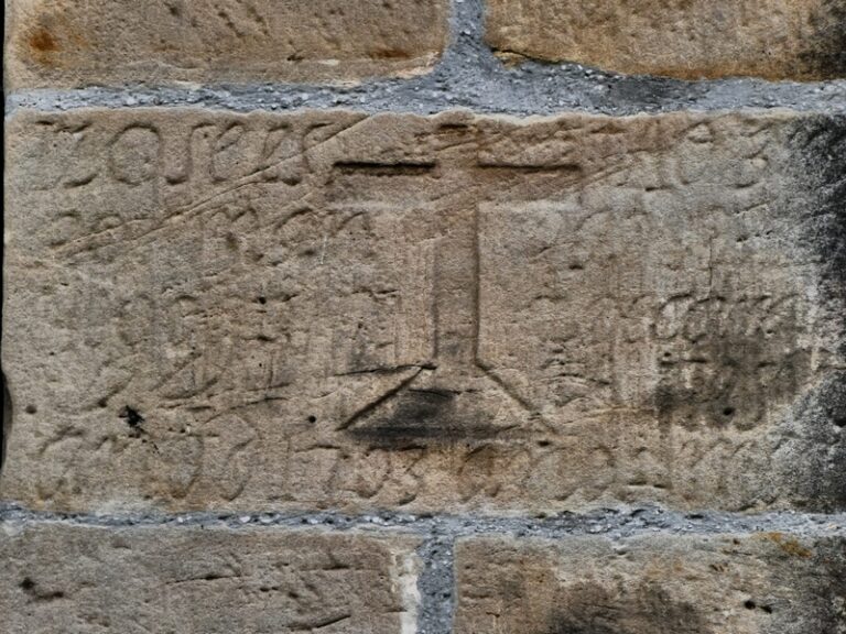 Inscripción en el muro del Palación de Toñanes